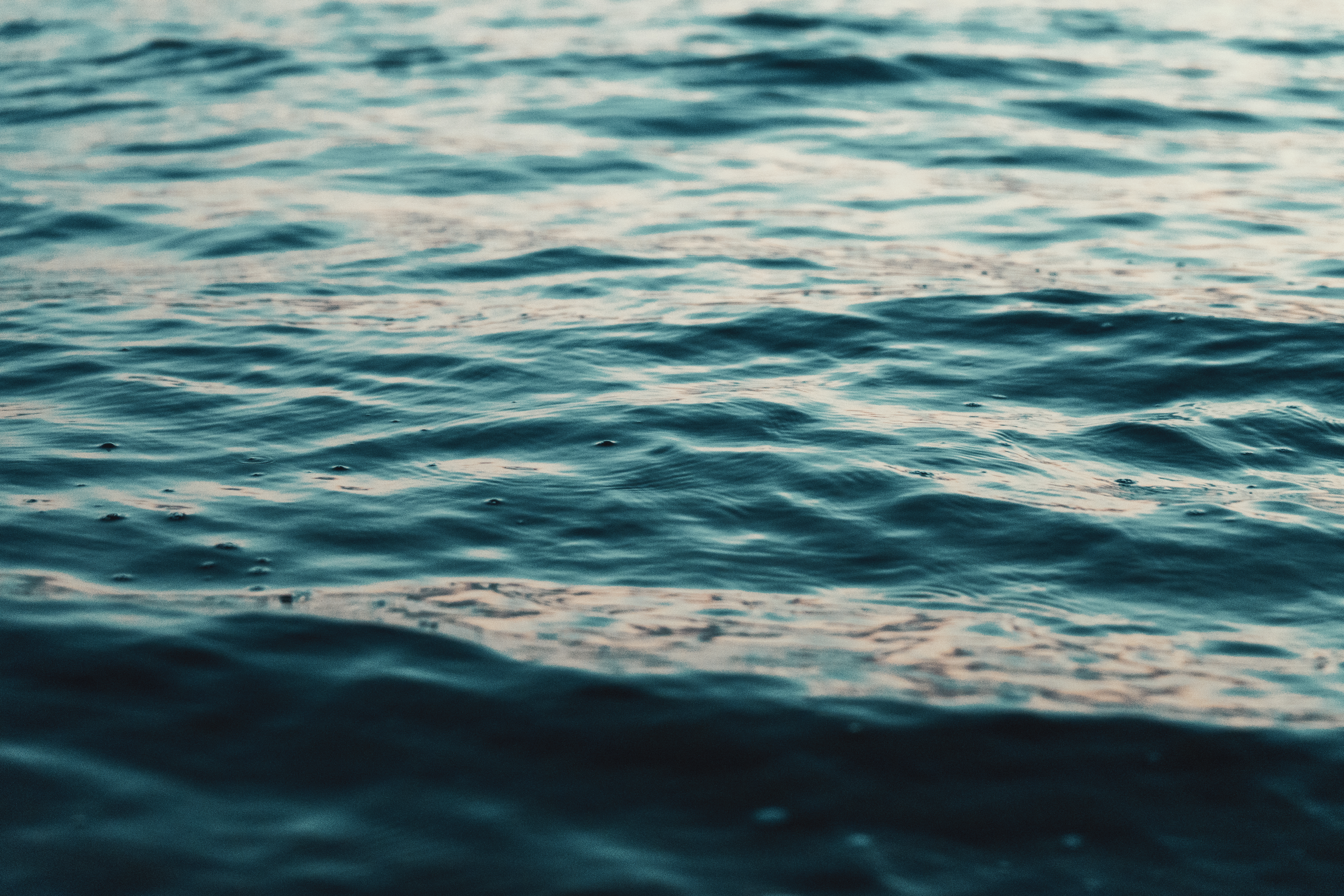 L'acqua cristallina del mare in una giornata di sole.