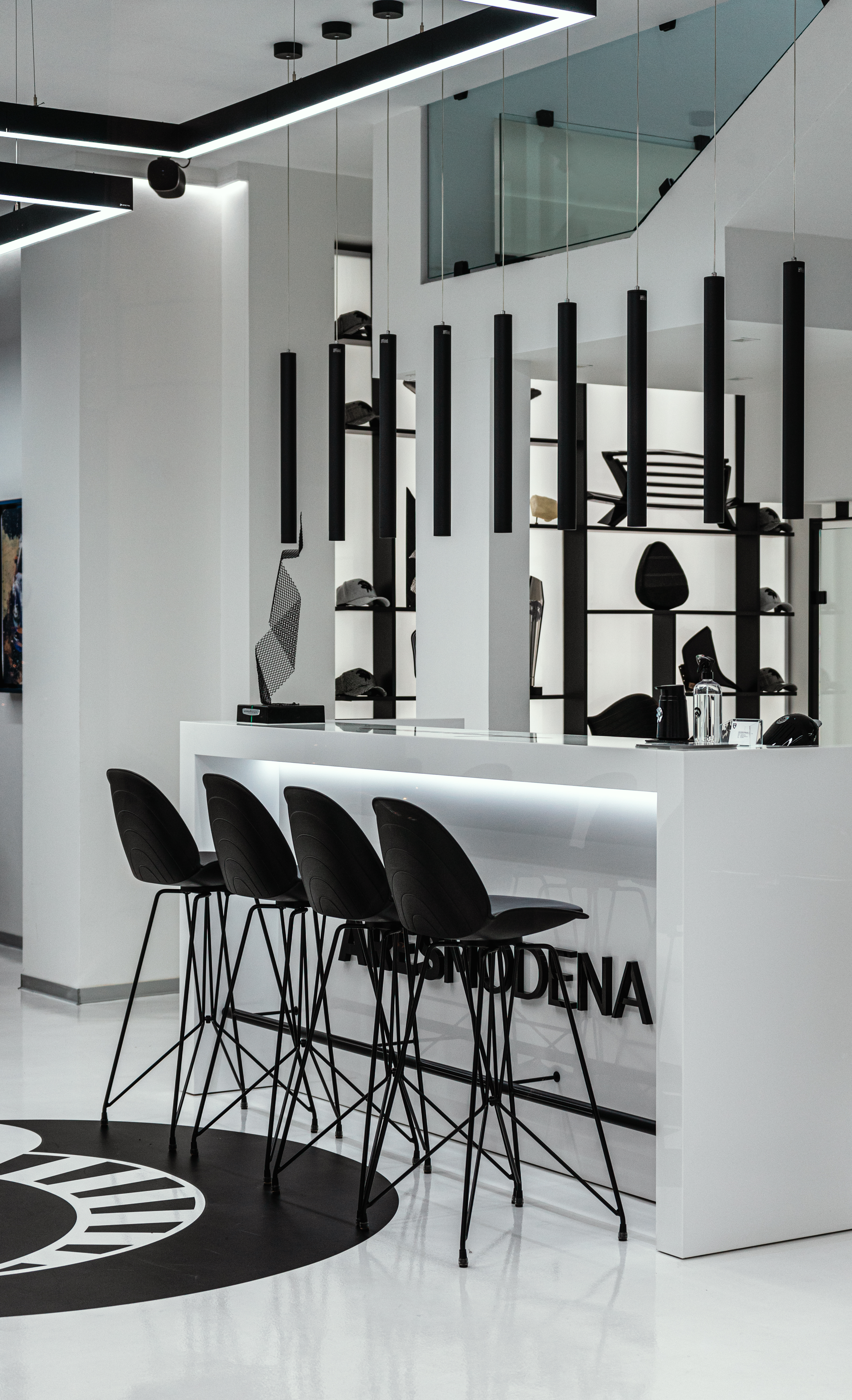 L'atmosfera affascinante di un bar locale a Modena, Italia.