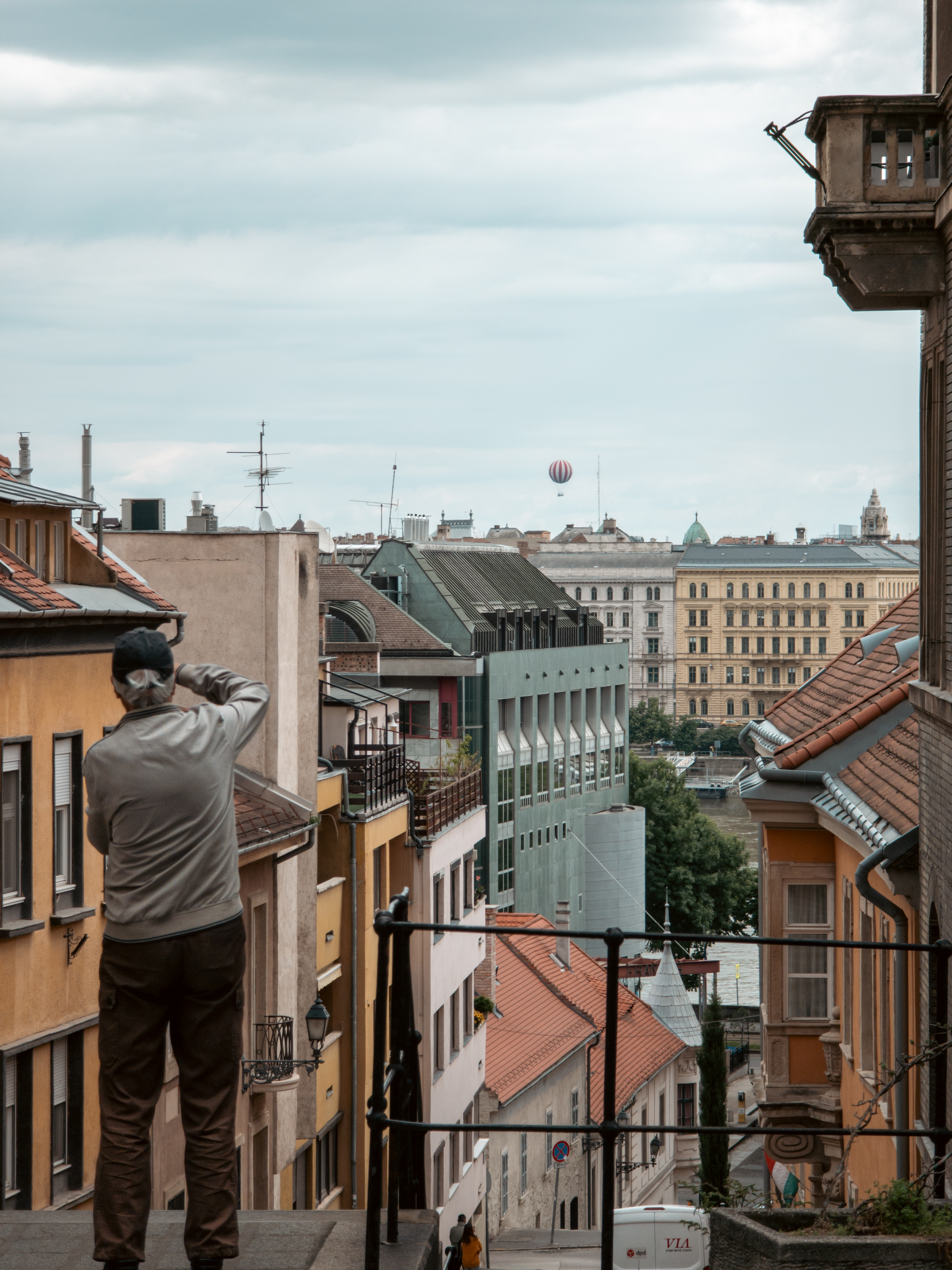 Un anziano che fotografa una mongolfiera a Budapest.