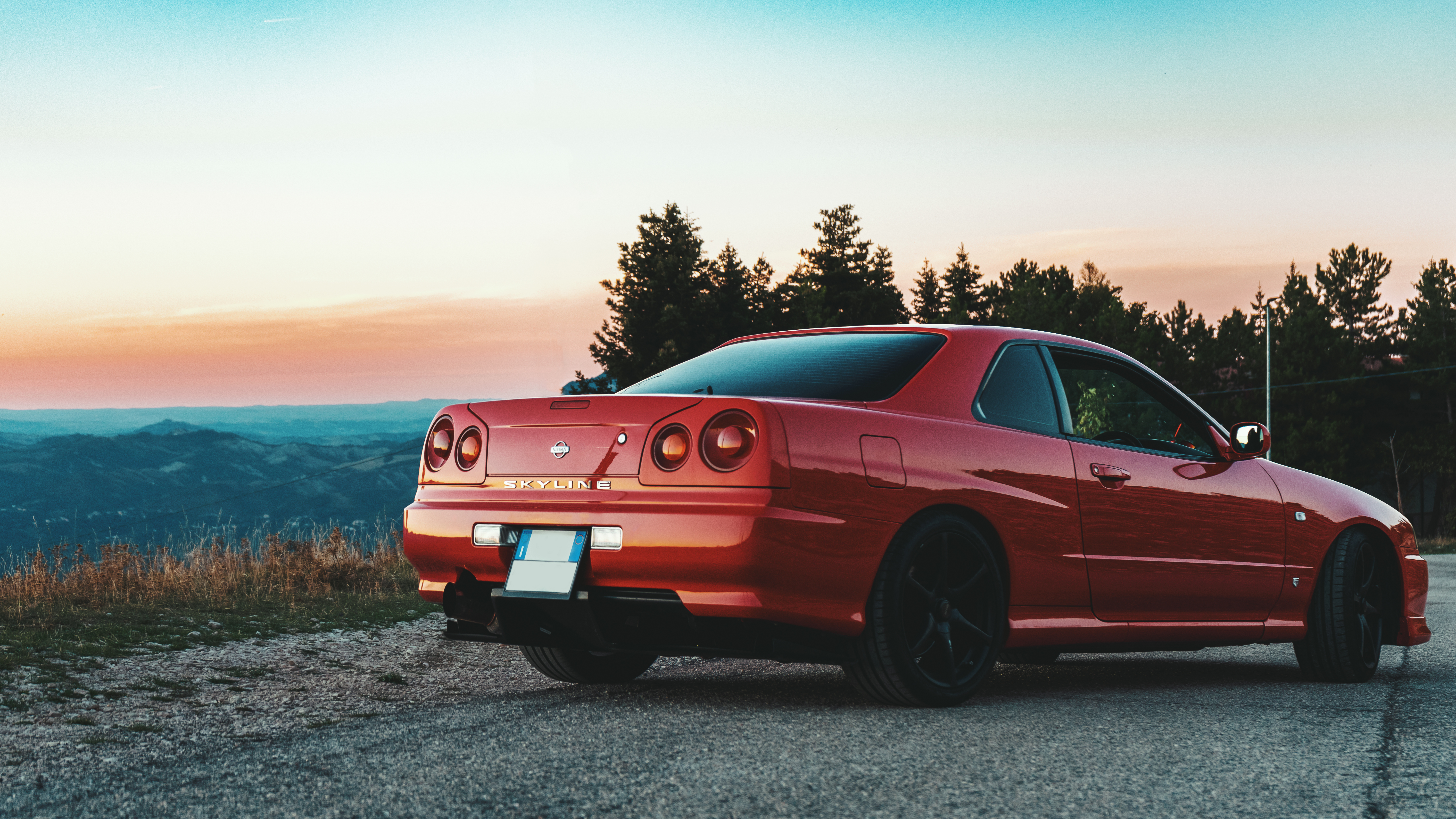 Una elegante Nissan Skyline parcheggiata in una strada italiana.