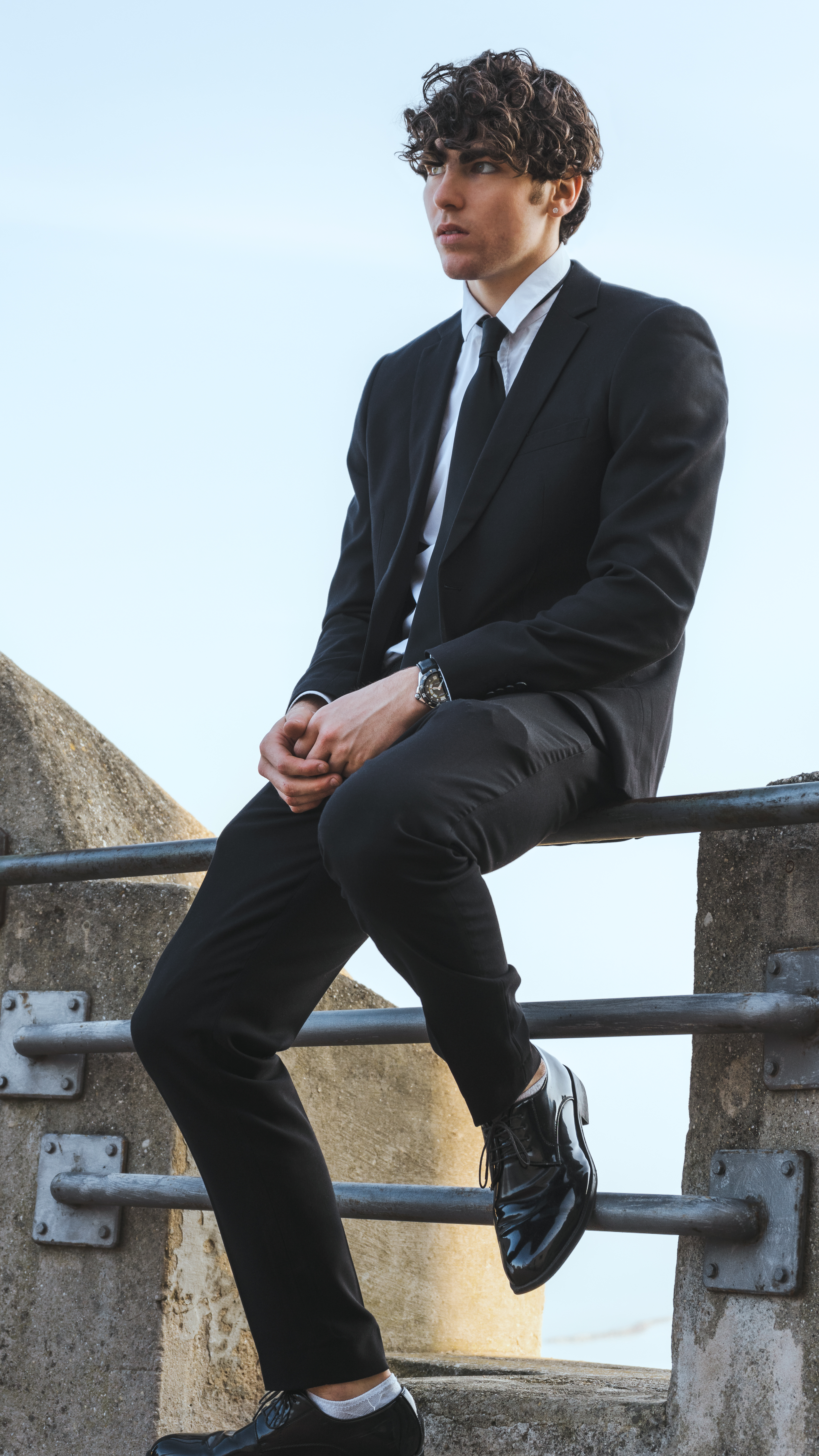 Un servizio fotografico professionale con un modello in un ambiente esterno.