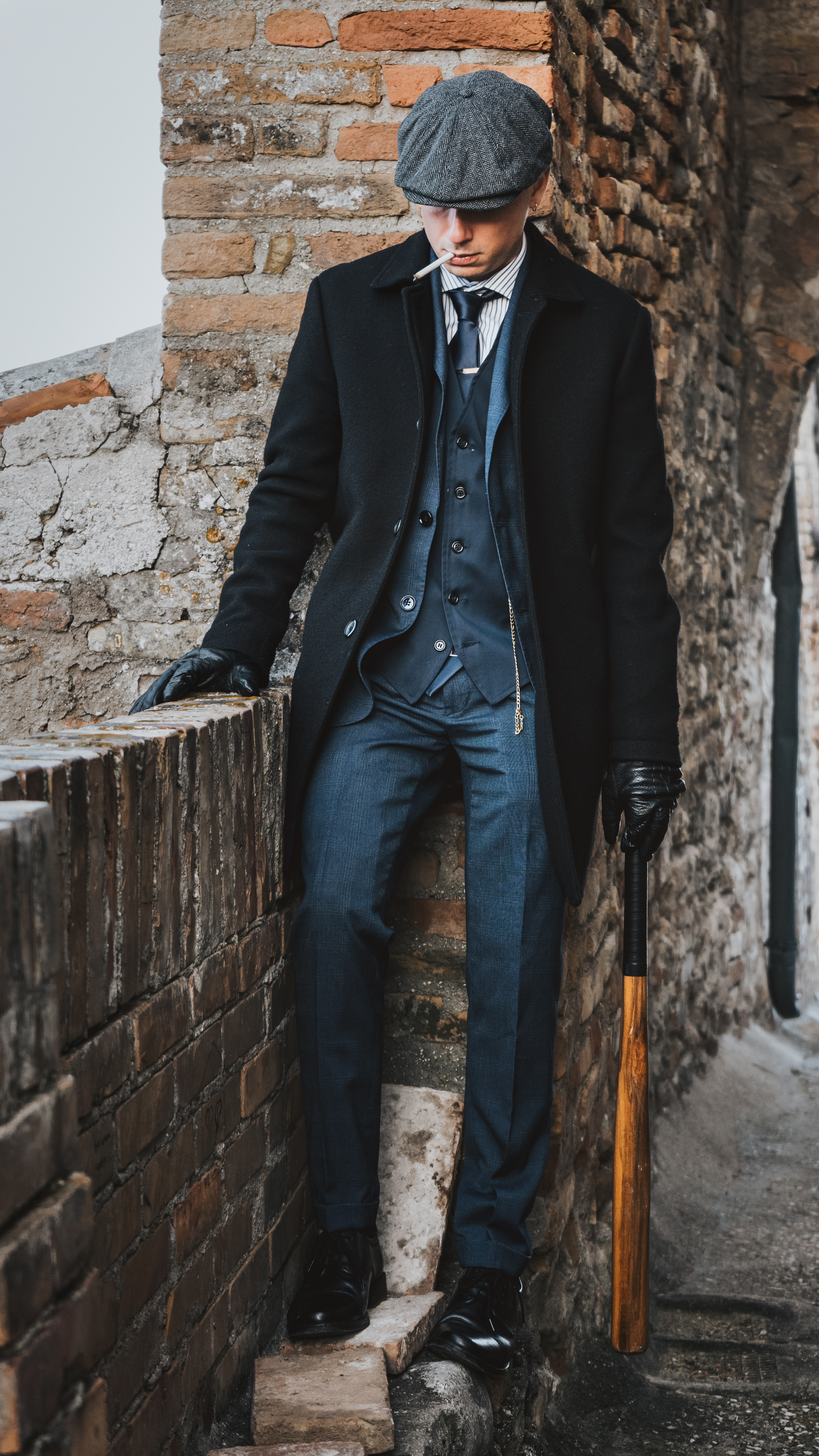 Un servizio fotografico con un modello ambientato in un contesto storico in Italia.