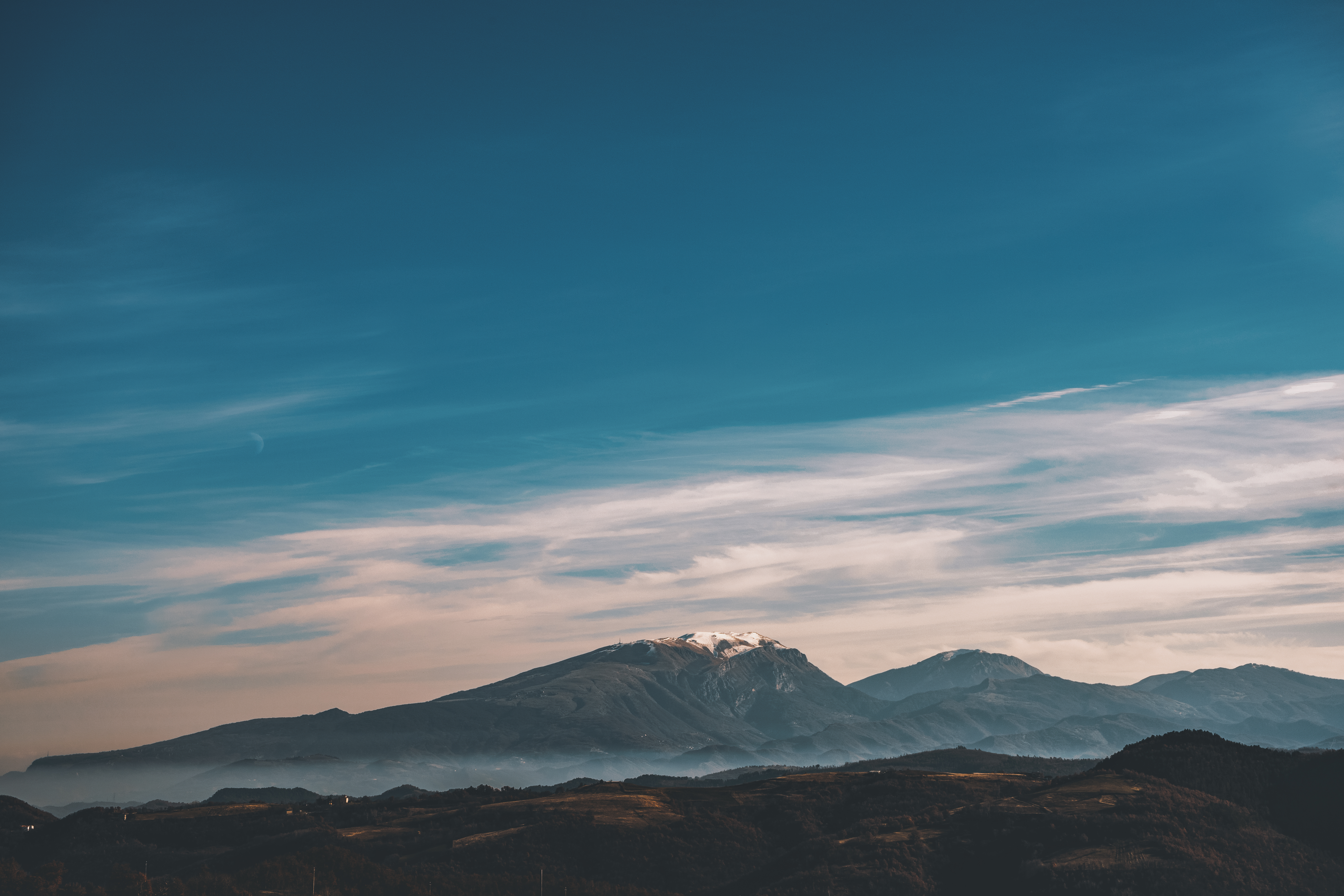 Un maestoso paesaggio montano nella regione delle Marche, in Italia.