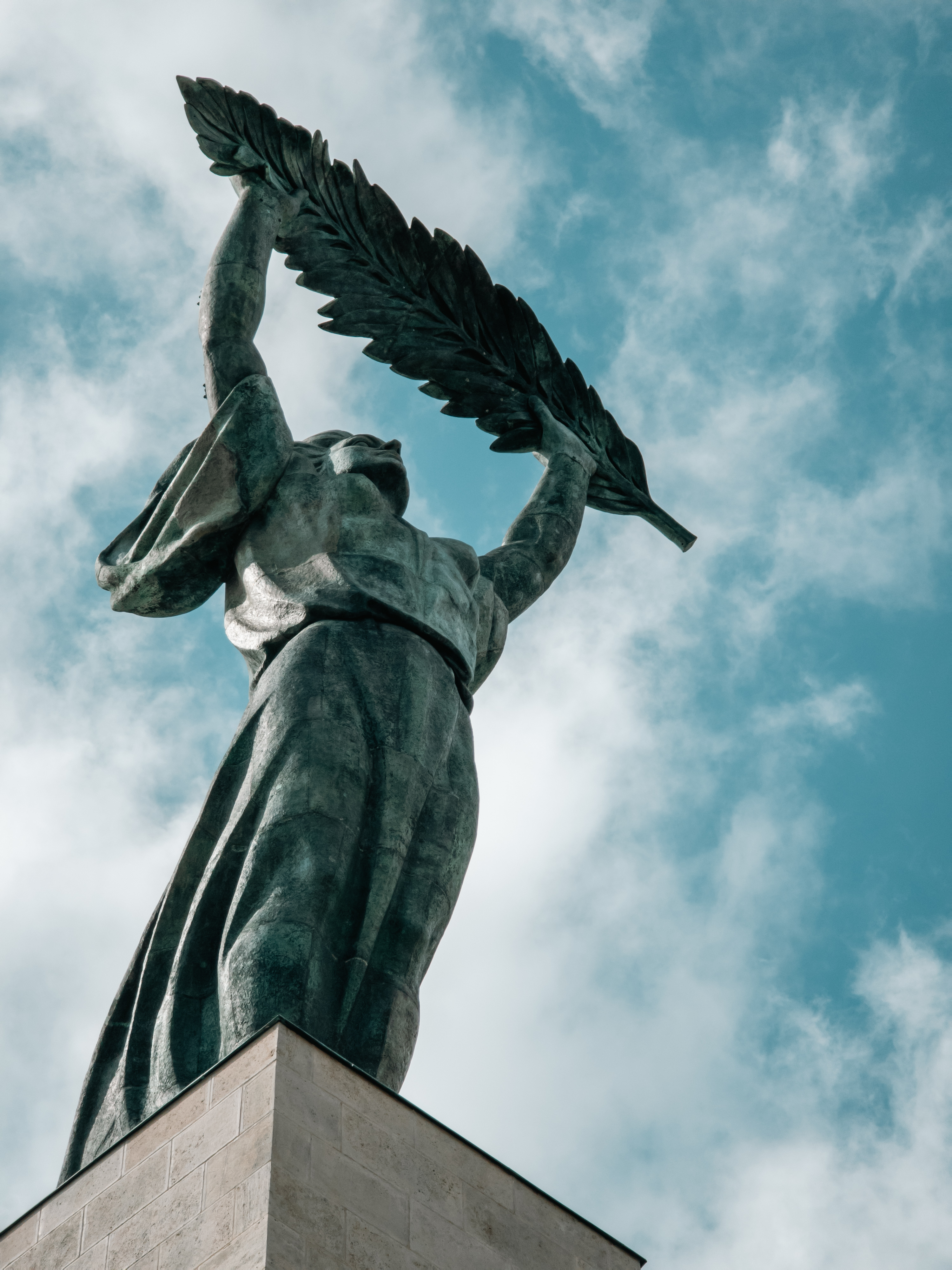 Una prominente statua della vittoria che domina una collina a Budapest.